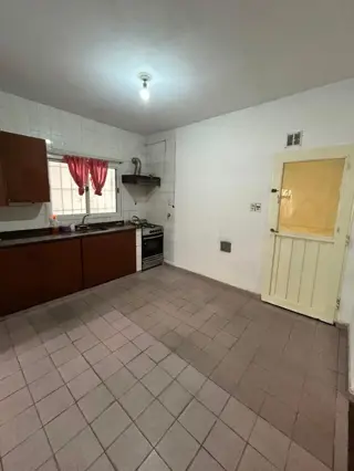 Casa sobre lote propio en alquiler. San Justo foto 5