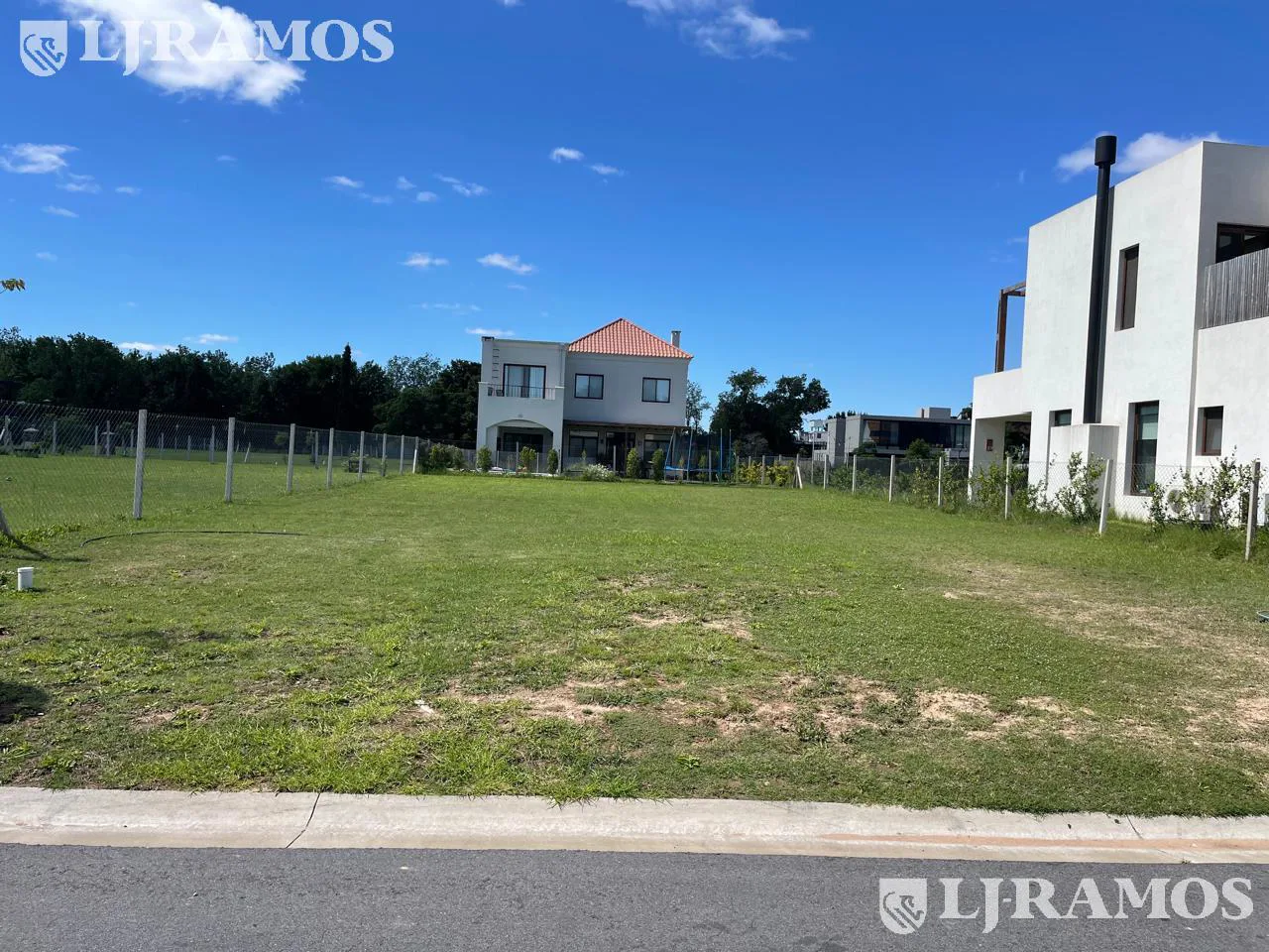 EXCELENTE LOTE CENTRAL EN BARRIO CERRADO EL CANDIL - LA HORQUETA foto 2