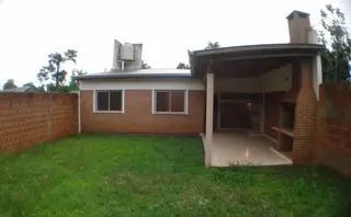 CASA DE 3 DORMITORIOS SOBRE CALLE 111 DE POSADAS. MUY PRÁCTICA POR SUS CARACTERÍSTICAS.- foto 2