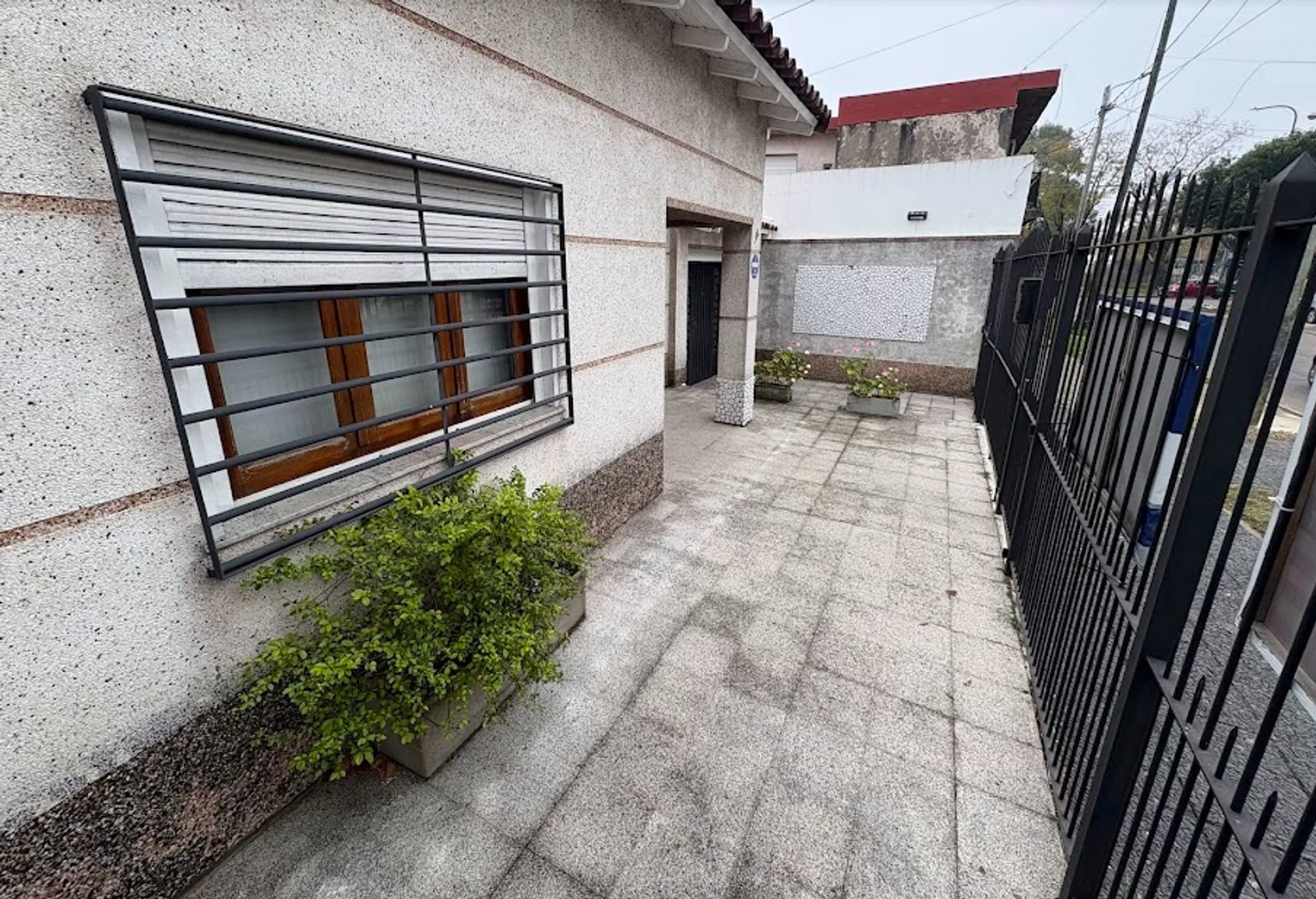 VENTA CASA 3 AMB. c/COCHERAS y PATIO en DON BOSCO. foto 2