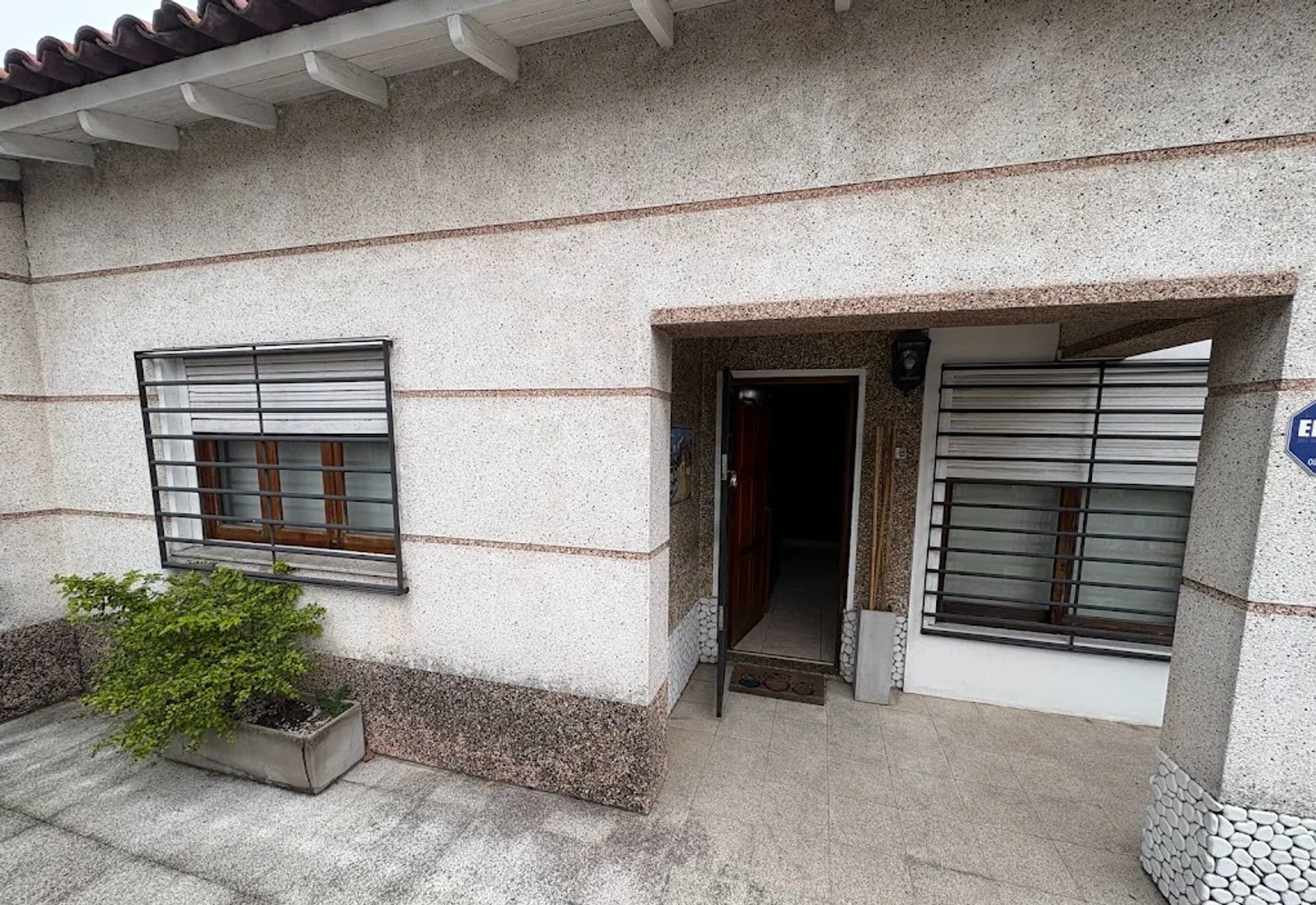 VENTA CASA 3 AMB. c/COCHERAS y PATIO en DON BOSCO. foto 3