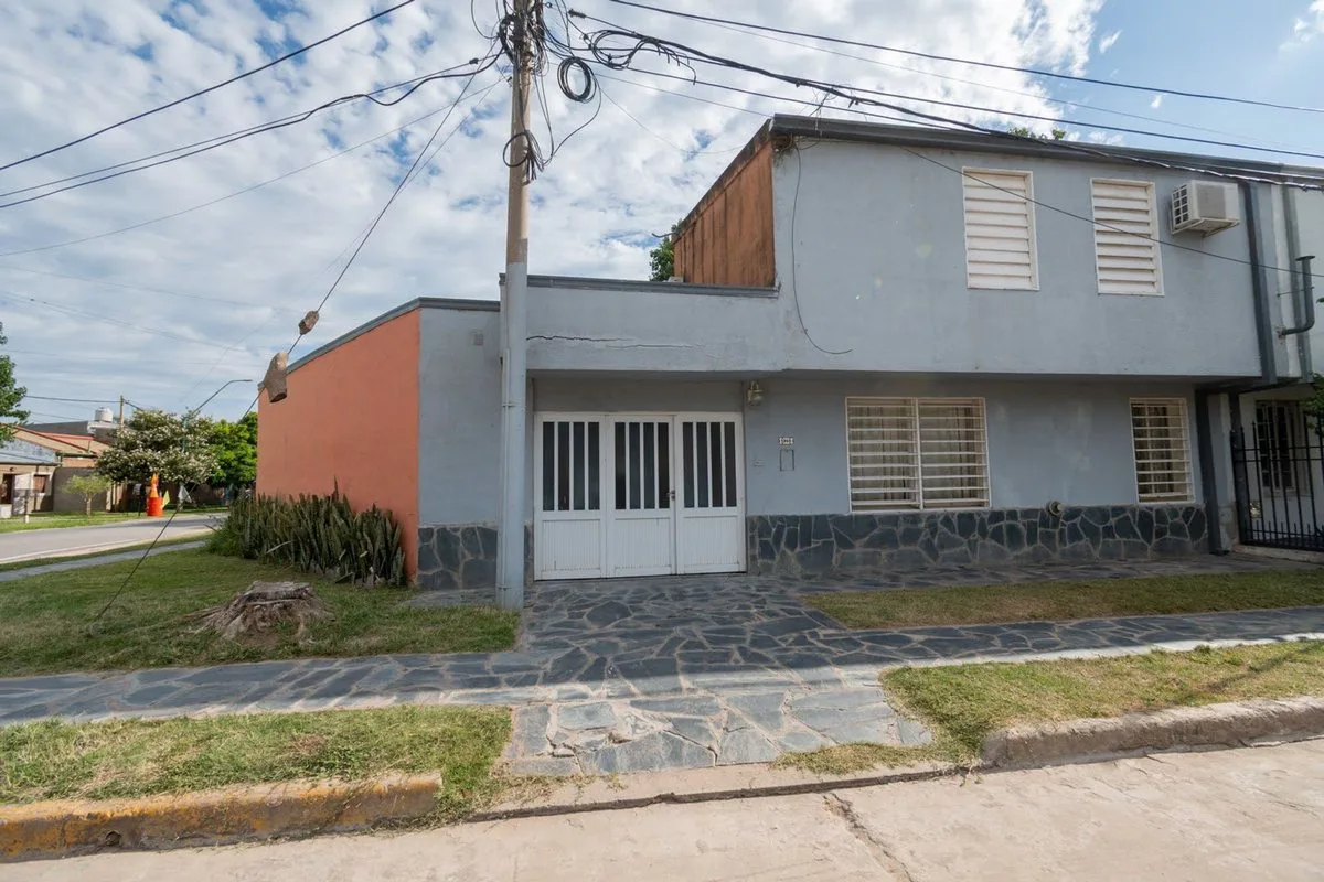 CASA DE 3 DORMITORIOS, PATIO Y COCHERA - B° LOYOLA foto 2