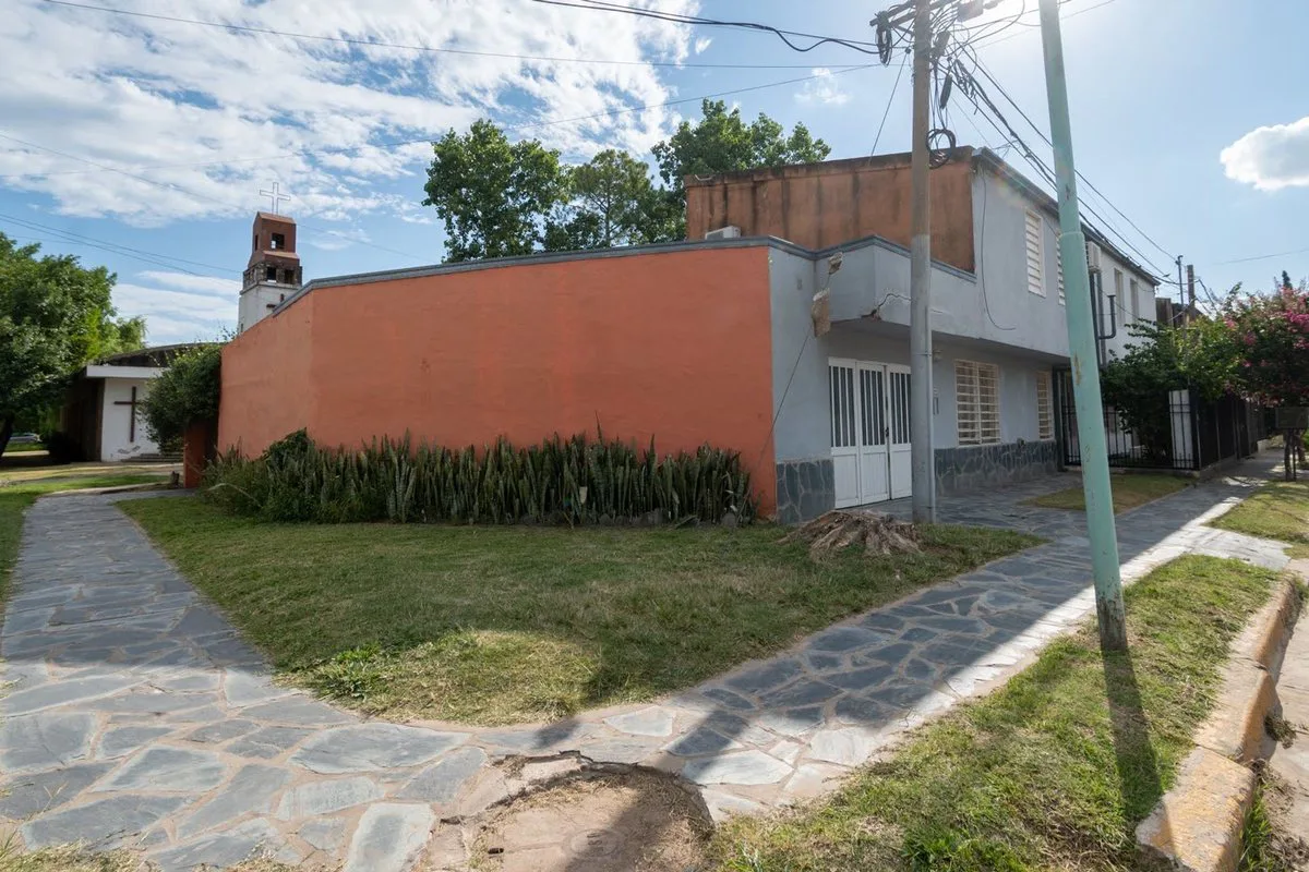 CASA DE 3 DORMITORIOS, PATIO Y COCHERA - B° LOYOLA foto 3