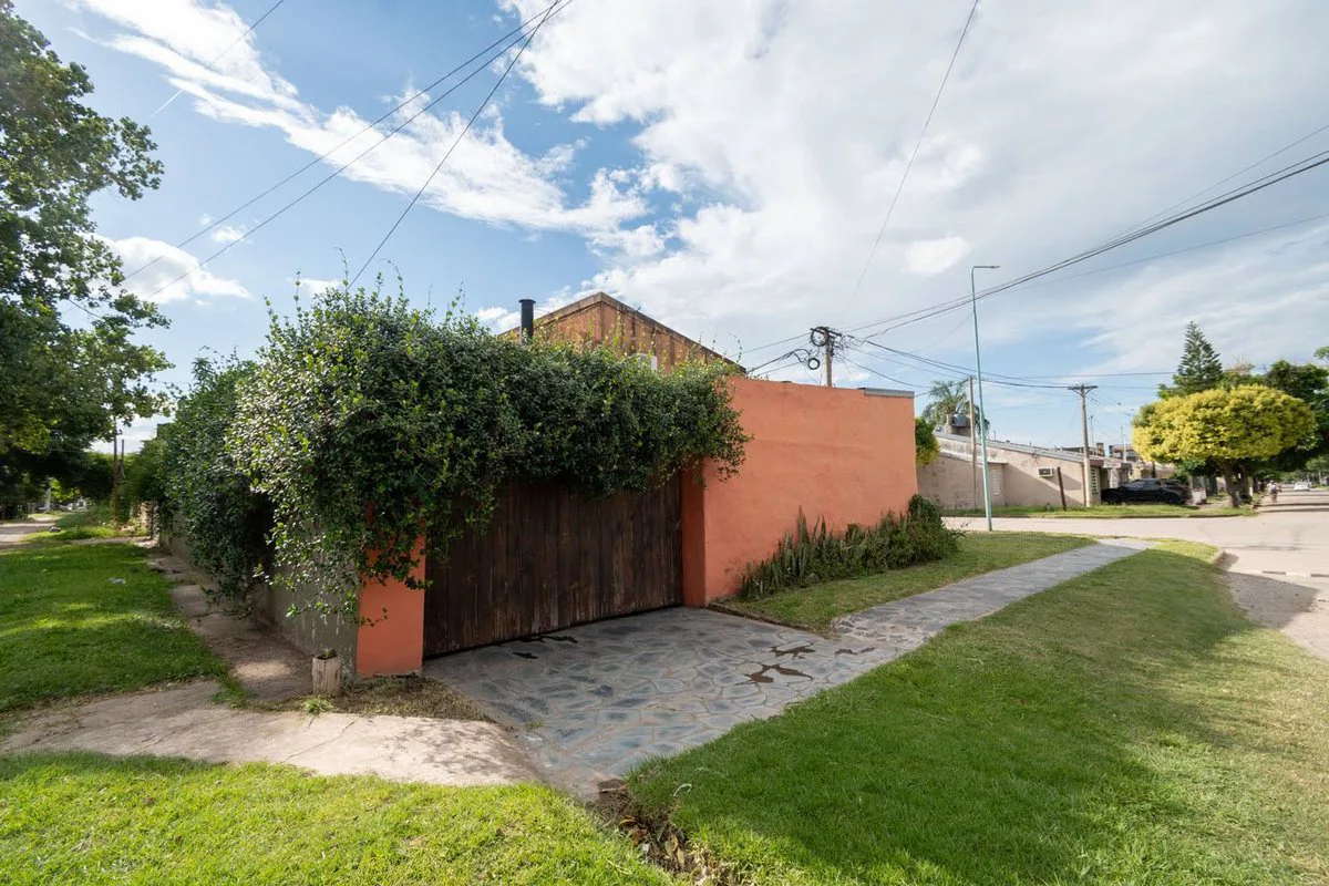CASA DE 3 DORMITORIOS, PATIO Y COCHERA - B° LOYOLA foto 5