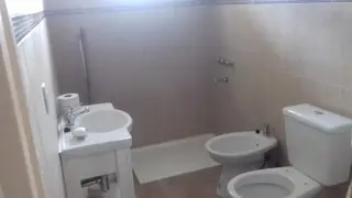 Departamento de 3 amb. en planta alta con 3 locales en planta baja foto 2