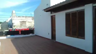 Departamento de 3 amb. en planta alta con 3 locales en planta baja foto 3