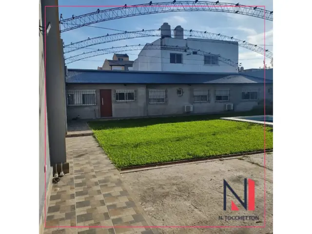 Casa con piscina y galpon comercial