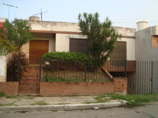TEMPERLEY: COMODA CASA 4 AMBIENTES, CON COCHERA, FONDO C/PARRILLA * APTA CREDITO*