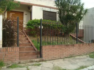 TEMPERLEY: COMODA CASA 4 AMBIENTES, CON COCHERA, FONDO C/PARRILLA * APTA CREDITO* foto 2
