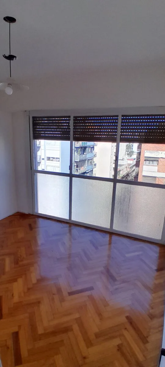 Excelente 3 ambientes sobre Av. Avellaneda, con balcón, en Flores! foto 4