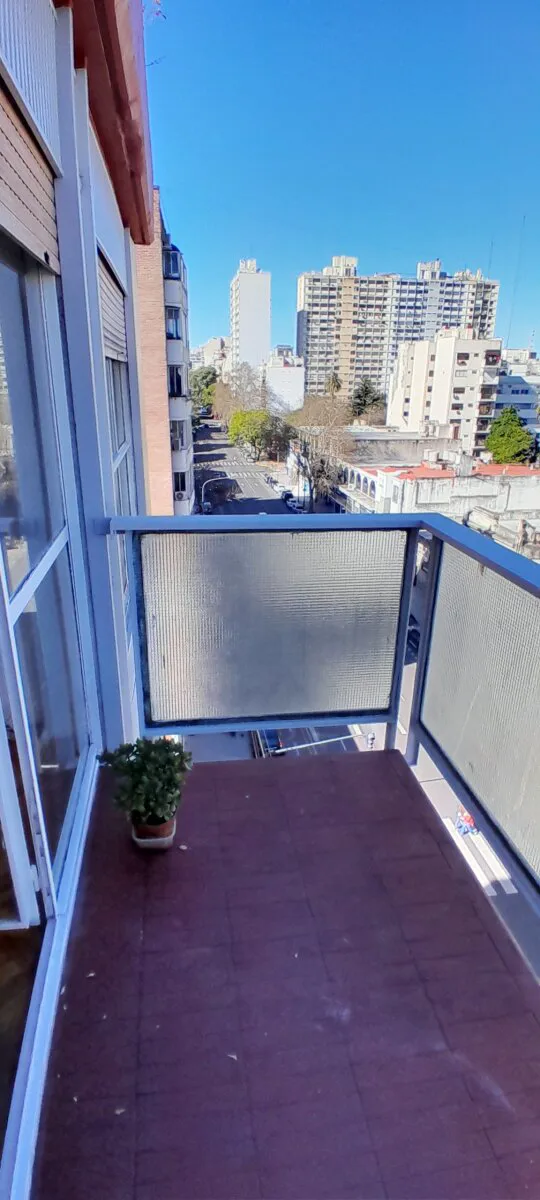 Excelente 3 ambientes sobre Av. Avellaneda, con balcón, en Flores! foto 5