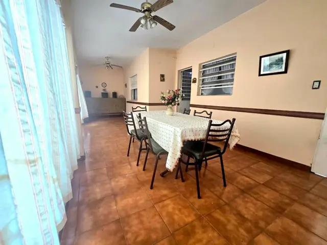 VENTA CASA VILLA LUZURIAGA 3 AMBIENTES, DEPENDENCIA DE SERVICIO,JARDIN, QUINCHO.