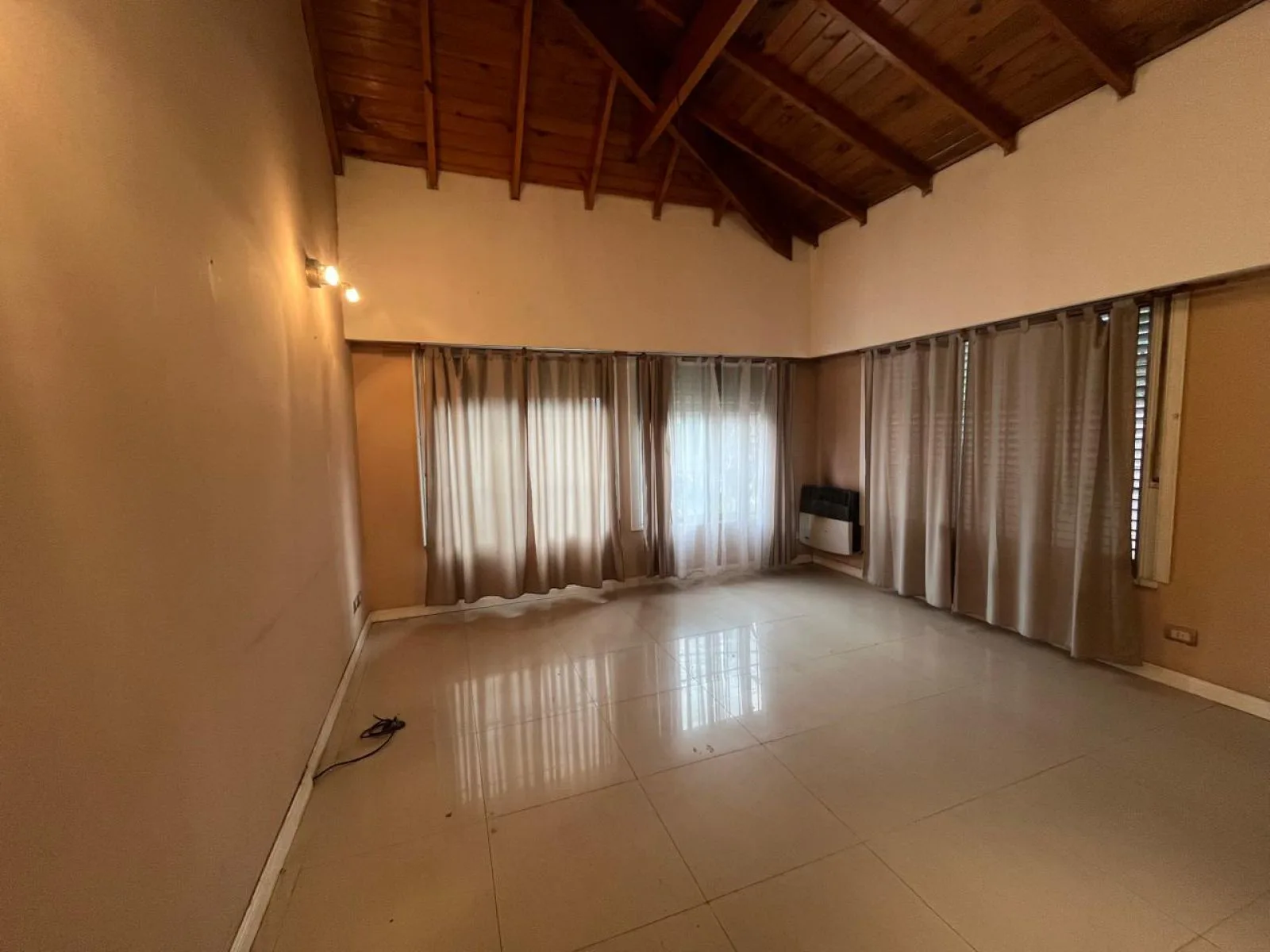 INCREIBLE CHALET 4 AMBIENTES EN VENTA - ENTRADA DE AUTO - PATIO Y FONDO - CASTELAR foto 3