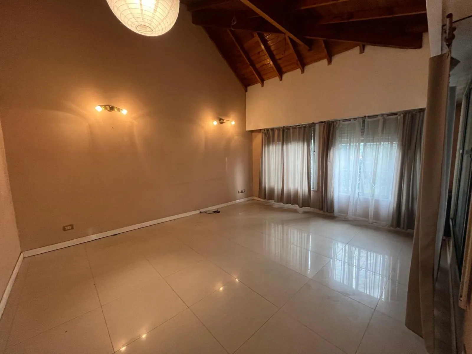 INCREIBLE CHALET 4 AMBIENTES EN VENTA - ENTRADA DE AUTO - PATIO Y FONDO - CASTELAR foto 4