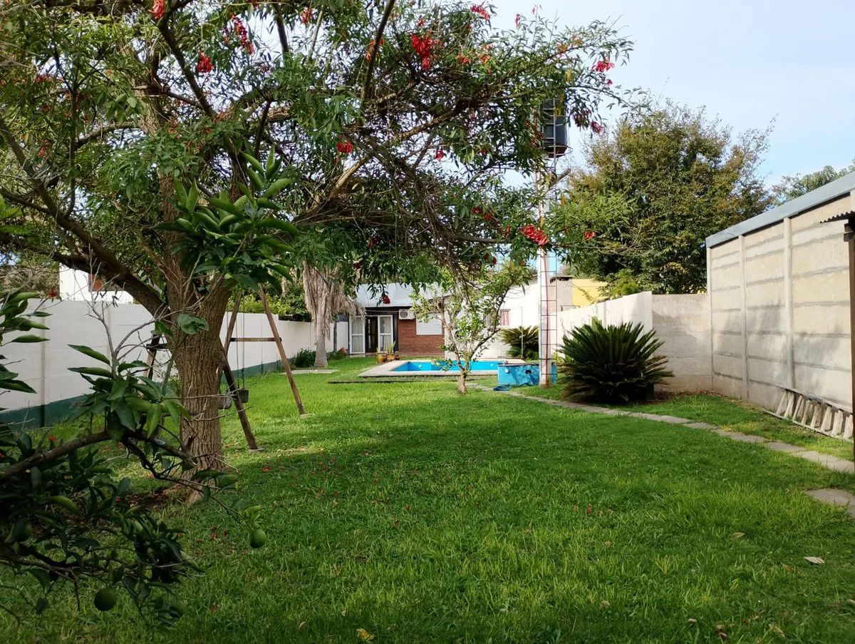 CASA 3DORMI VENTA Y PERMUTA GABOTO PILETA JARDIN foto 2