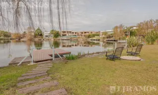 Casa al agua con 4 dormitorios en alquiler en el barrio  Los Castores Nordelta foto 2