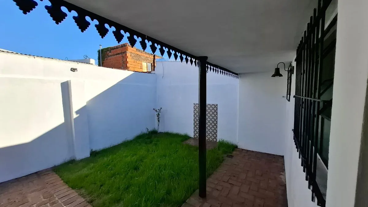 Interno remodelado de 2 dorm. con patio verde foto 2