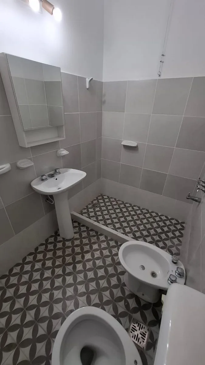 Interno remodelado de 2 dorm. con patio verde foto 5