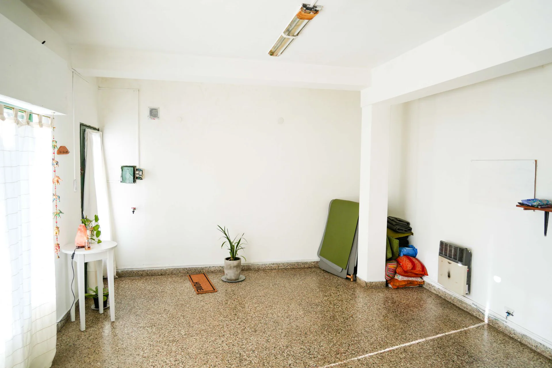 Vivienda con salón comercial foto 4