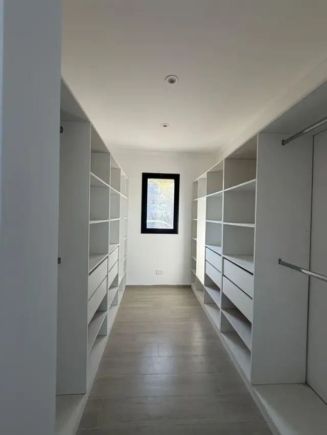 CASA 4 DORMITORIOS- A LA LAGUNA- MUELLE PROPIO- GALERIA - PILETA