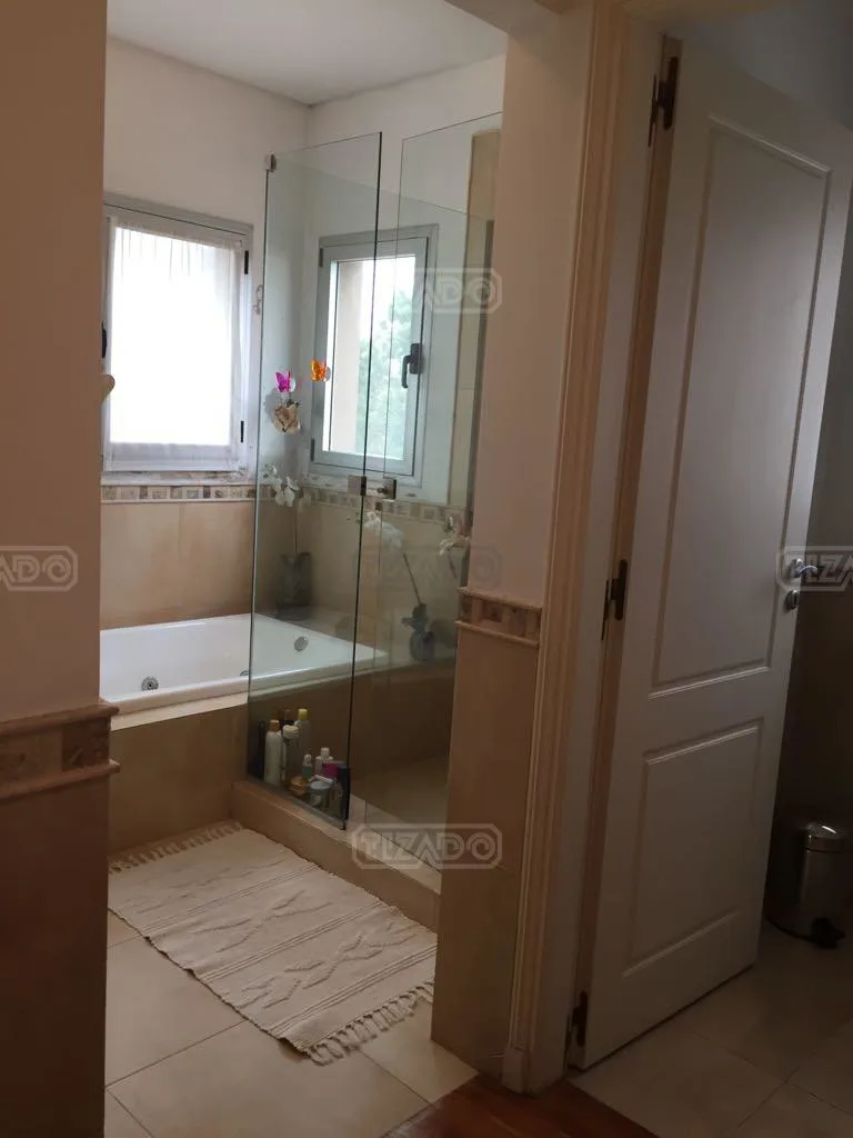 4-Bedroom Lakefront House with Infinity Pool and Dock in Talar del Lago 2