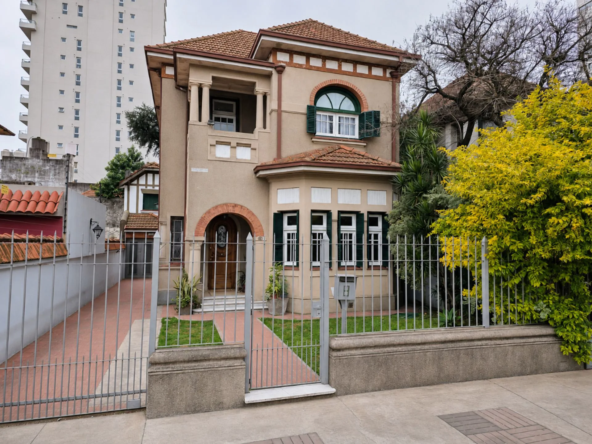 VENTA EXCEPCIONAL CASONA HISTORICA BANFIELD