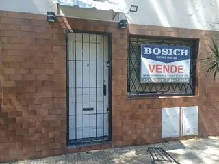 Excelente Mil casitas, ubicado a mts del centro de Liniers. 3 amb. con patio. foto 1