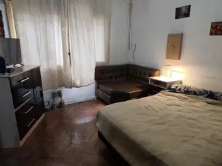 Excelente Mil casitas, ubicado a mts del centro de Liniers. 3 amb. con patio. foto 5
