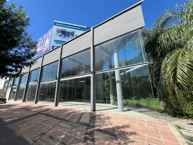 Local en Alquiler | Zona Norte | Rivera Indarte | Frente Vidriado | Doble Altura | Ubicacion Ideal