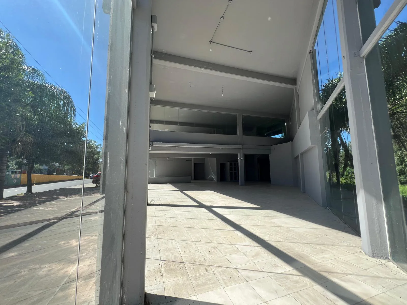 Local en Alquiler | Zona Norte | Rivera Indarte | Frente Vidriado | Doble Altura | Ubicacion Ideal foto 3
