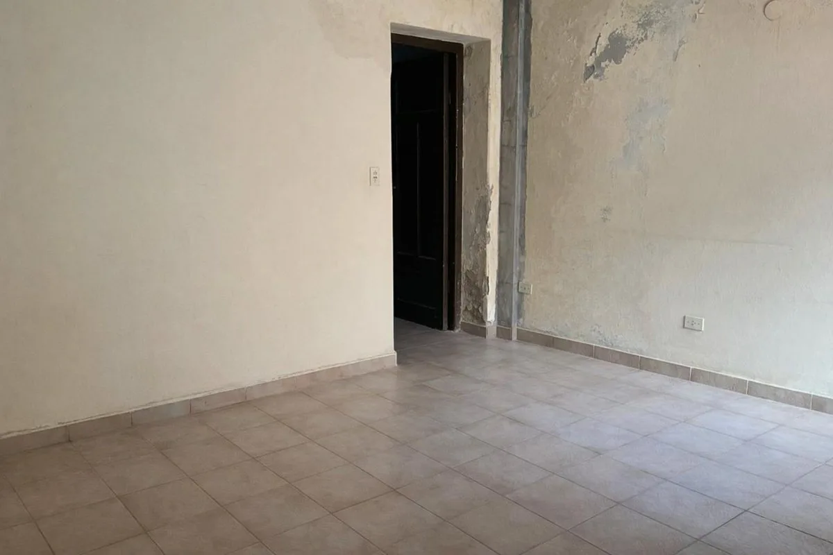 VENTA DE CASA A REFACCIONAR, CALLE SARMIENTO foto 3