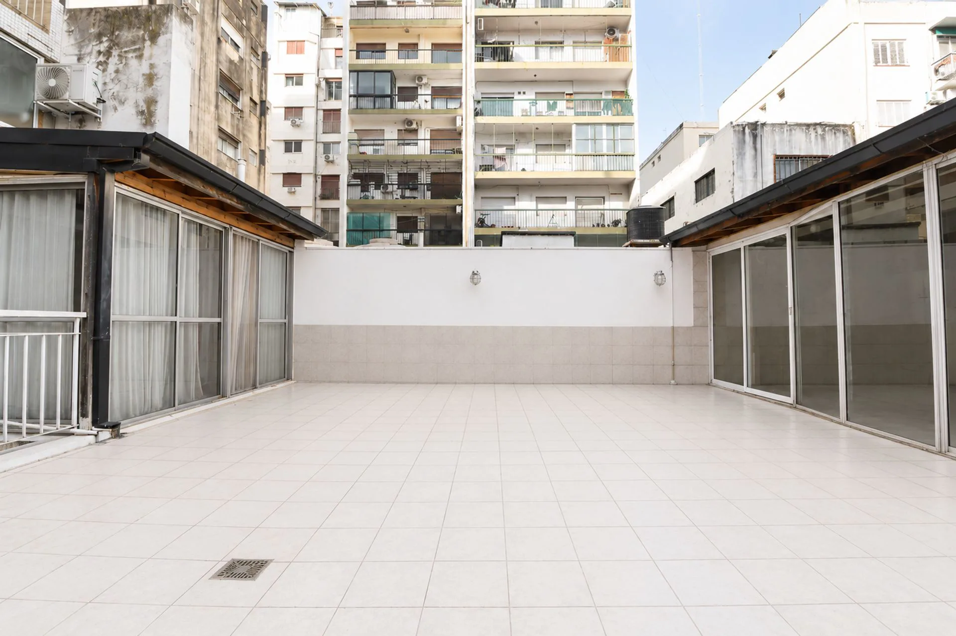 Venta dpto. 4 amb. Flores.Terraza.Quincho.Parrilla foto 2