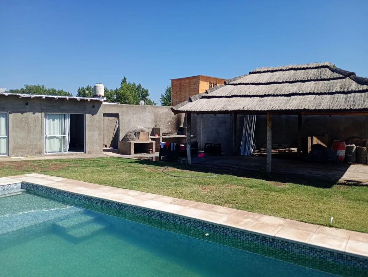 CASA CON PILETA EN VENTA B° DOMINIOS 3 CORRALITOS foto 2