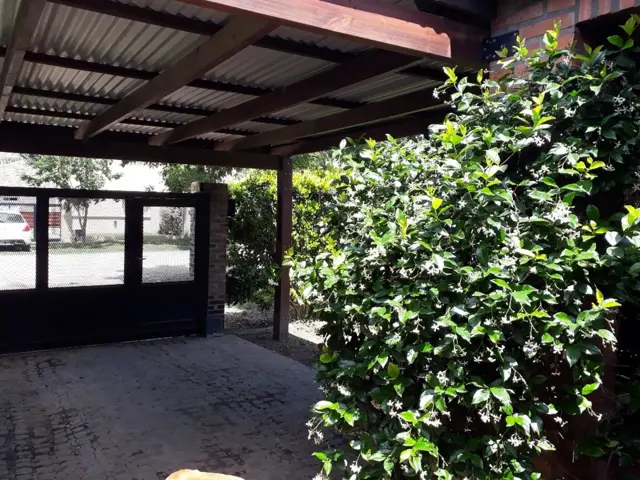 VENDE HERMOSO CHALET ZONA URBANA FUNES