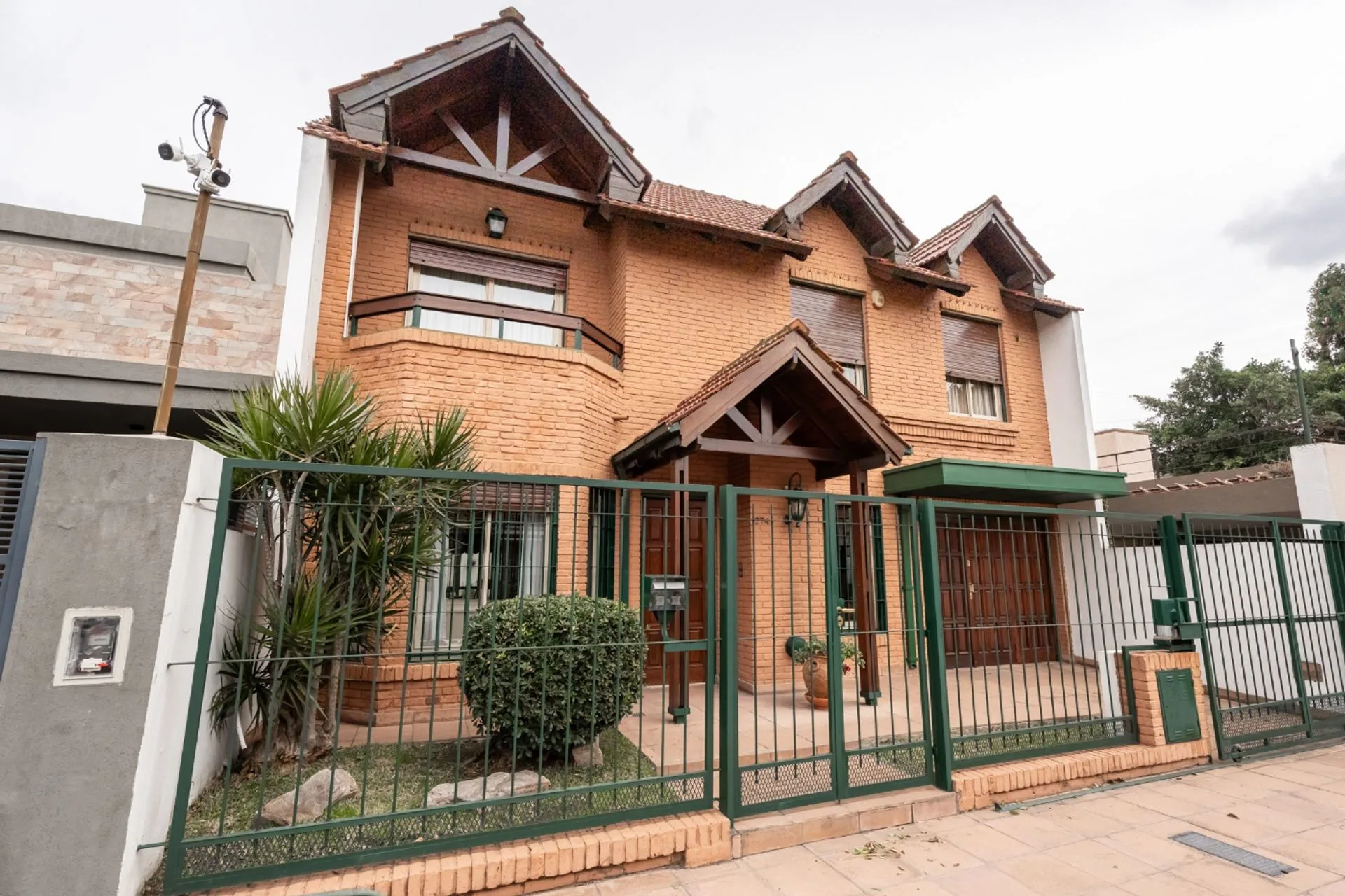 CASA  6 AMB. VENTA, HAEDO, CON PARRILLA Y PILETA foto 2