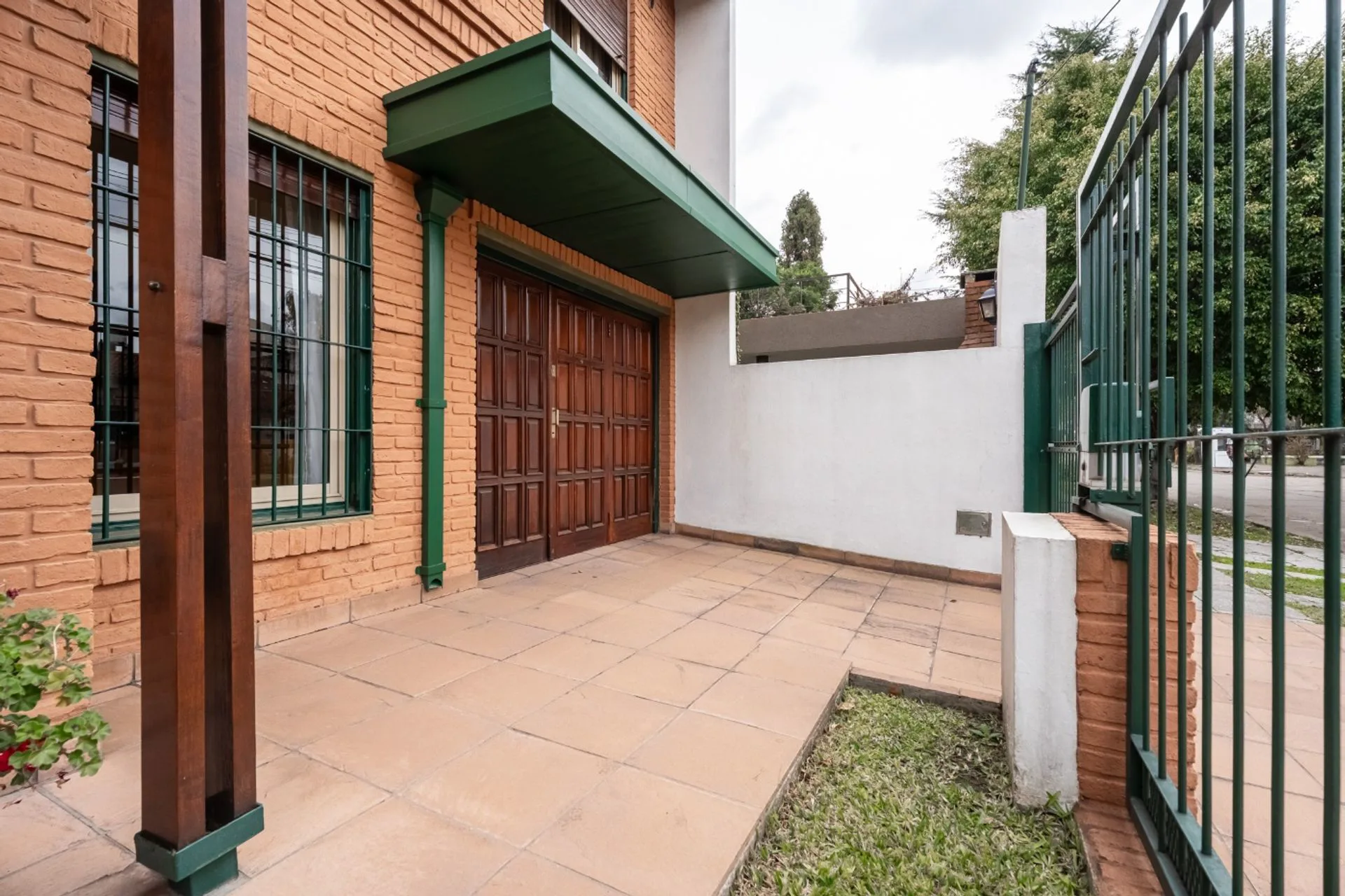 CASA  6 AMB. VENTA, HAEDO, CON PARRILLA Y PILETA foto 4
