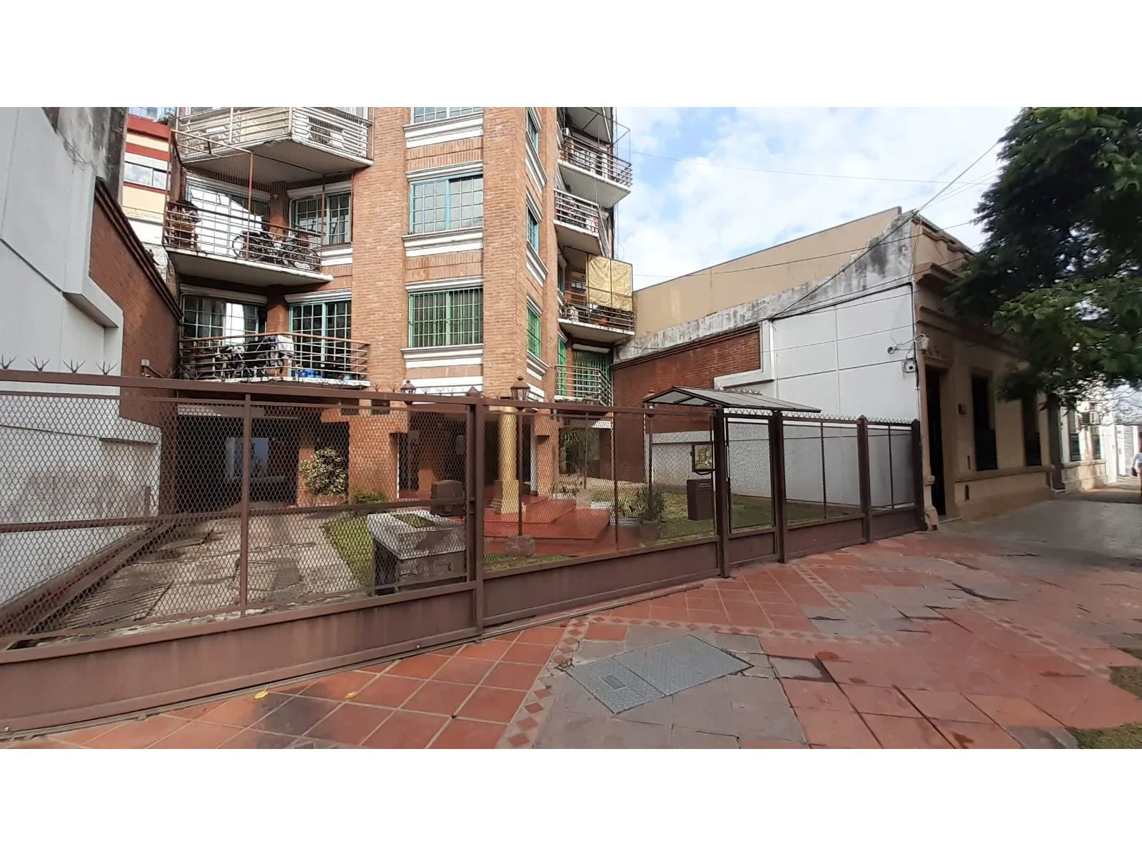 Departamento 2 amb Planta Baja en Edificio a 3 cuadras estación Morón (Idel para oficina o consultorios,) foto 2