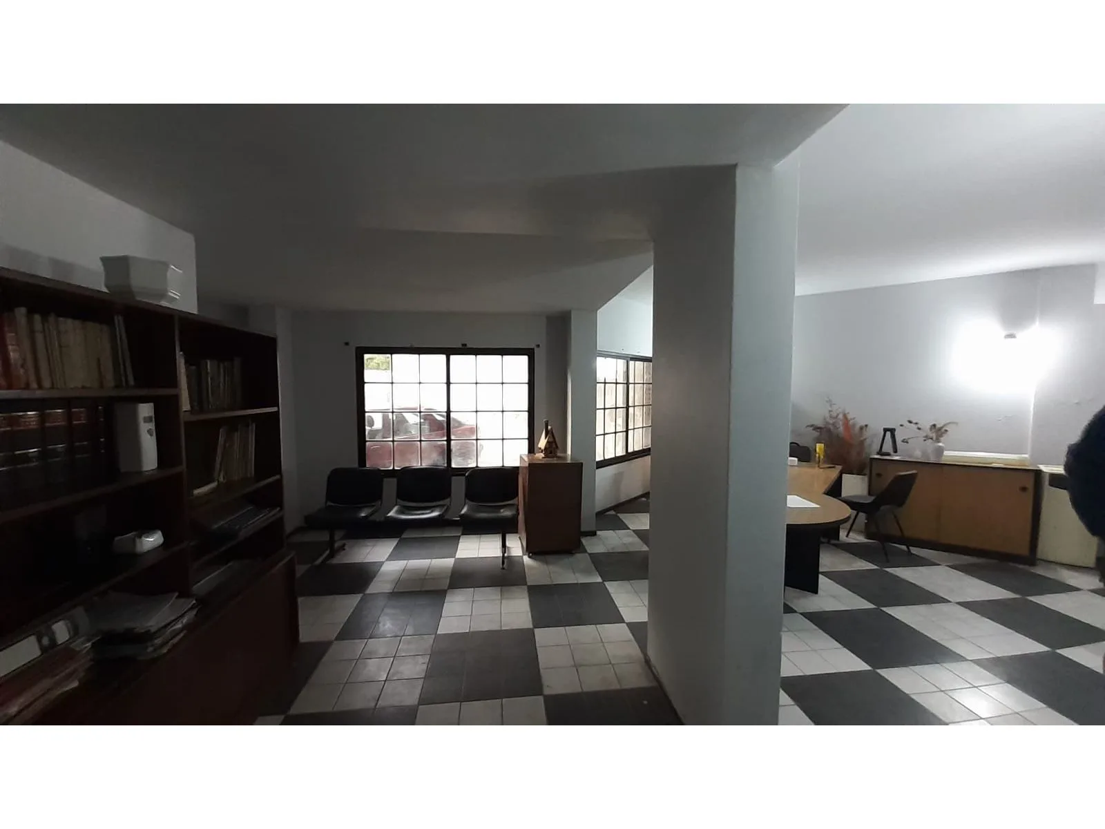 Departamento 2 amb Planta Baja en Edificio a 3 cuadras estación Morón (Idel para oficina o consultorios,) foto 3