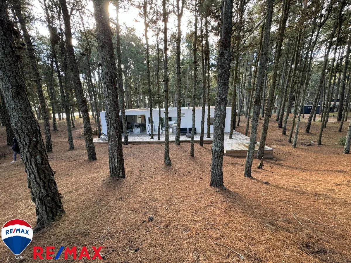 Venta de casa minimalista en Barrio Bosques foto 2