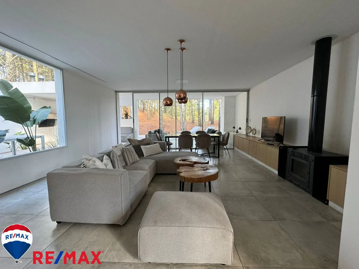 Venta de casa minimalista en Barrio Bosques foto 3