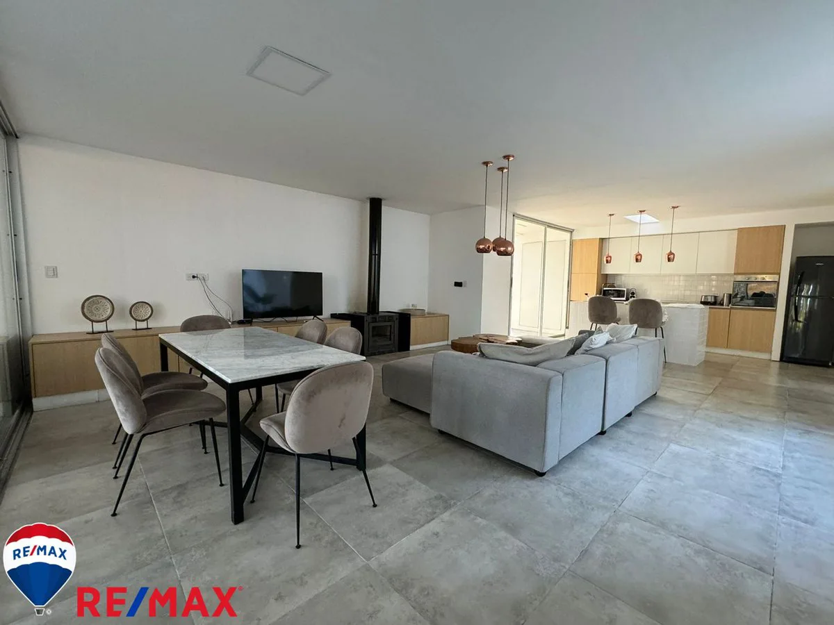 Venta de casa minimalista en Barrio Bosques foto 4