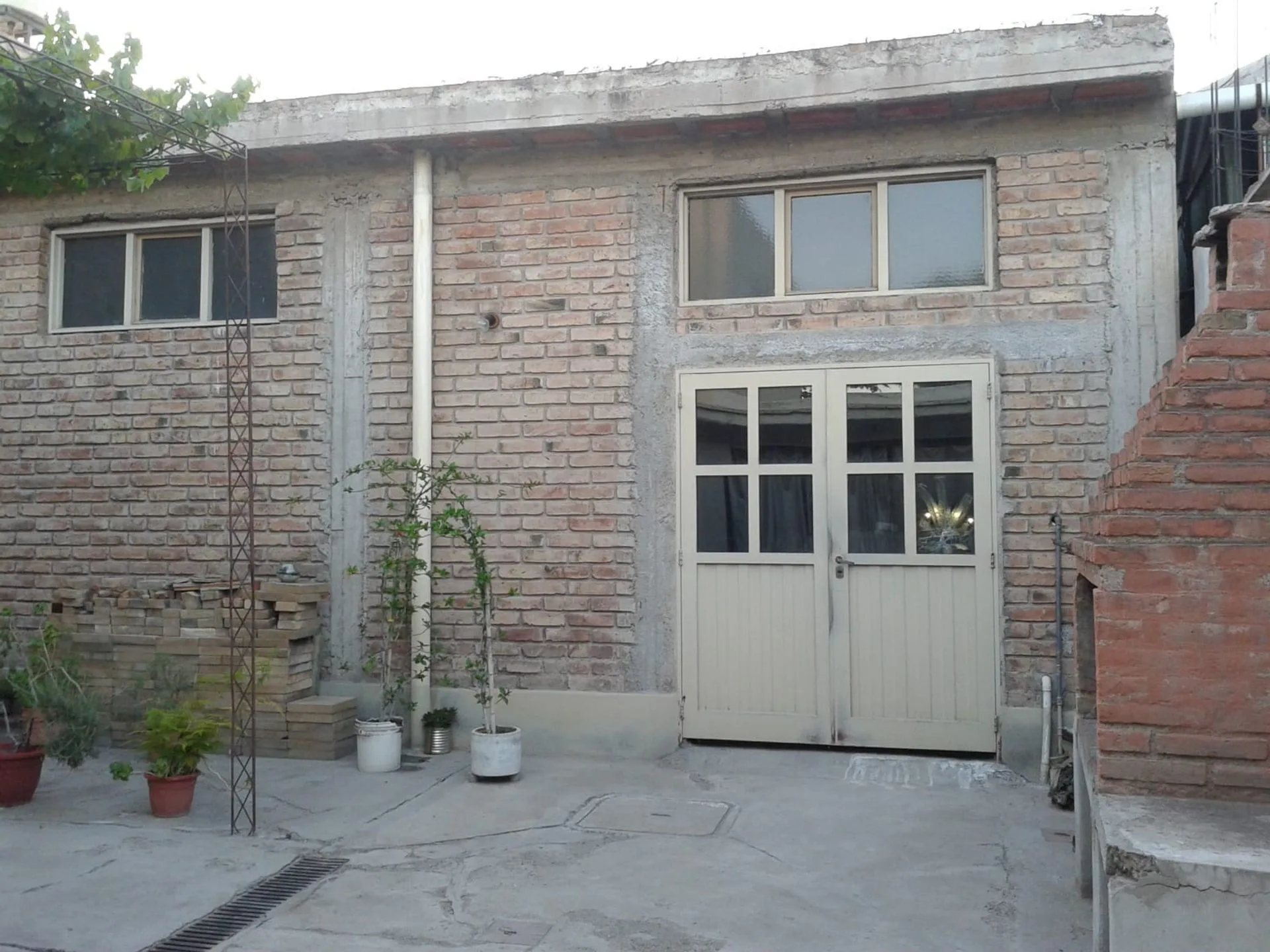 Venta casa con Gran Salón a metros de Costanera foto 2
