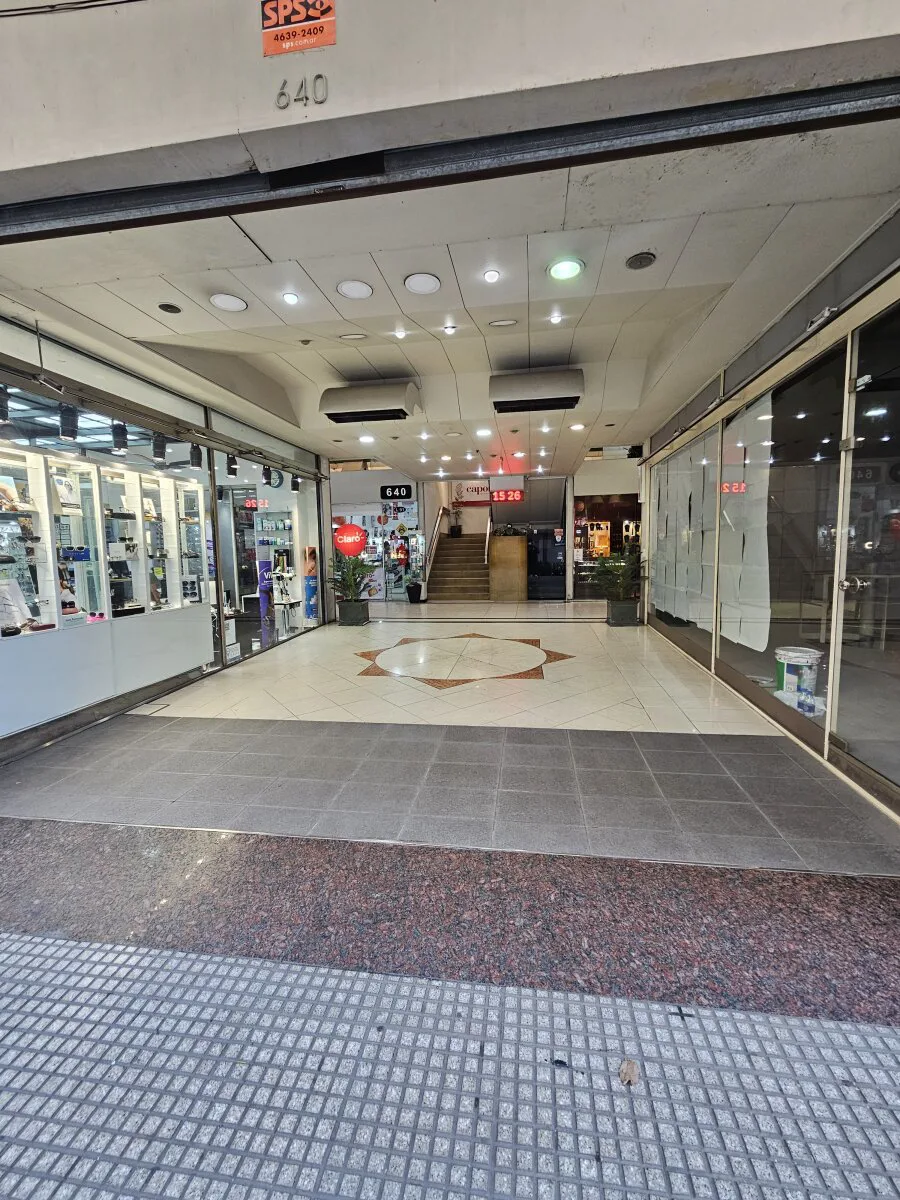 Local en espectacular zona comercial de Retiro. a metros de peatonal Florida foto 4