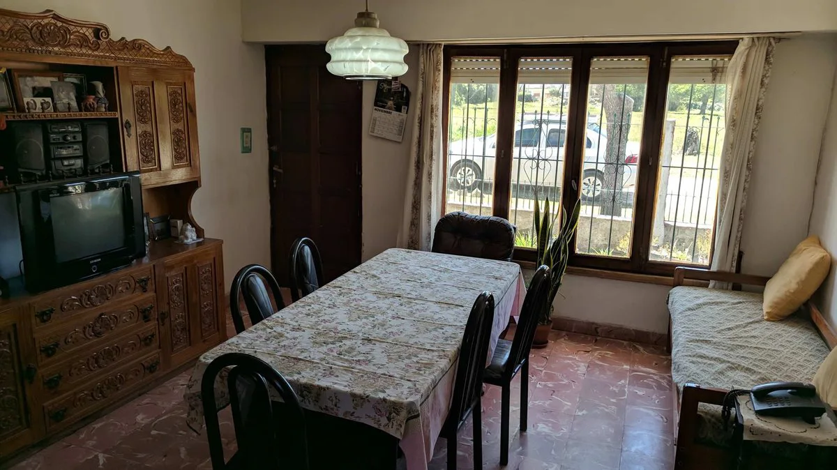 CASA 3 AMBIENTES CON GARAJE, JARDÍN Y PATIO foto 2