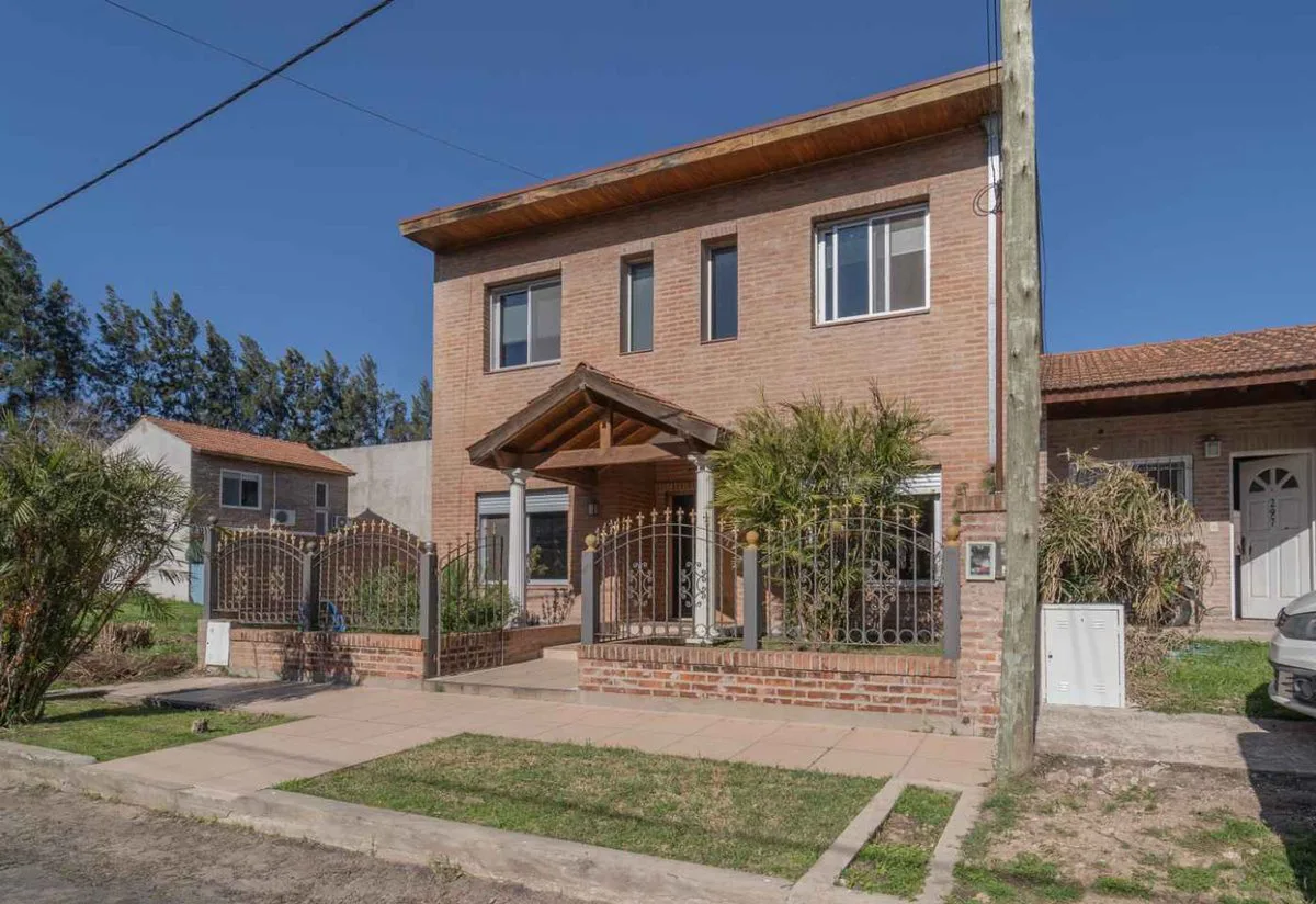 VENTA CASA ALTOS DE PACHECO 5 AMB. JARDÍN PILETA foto 2