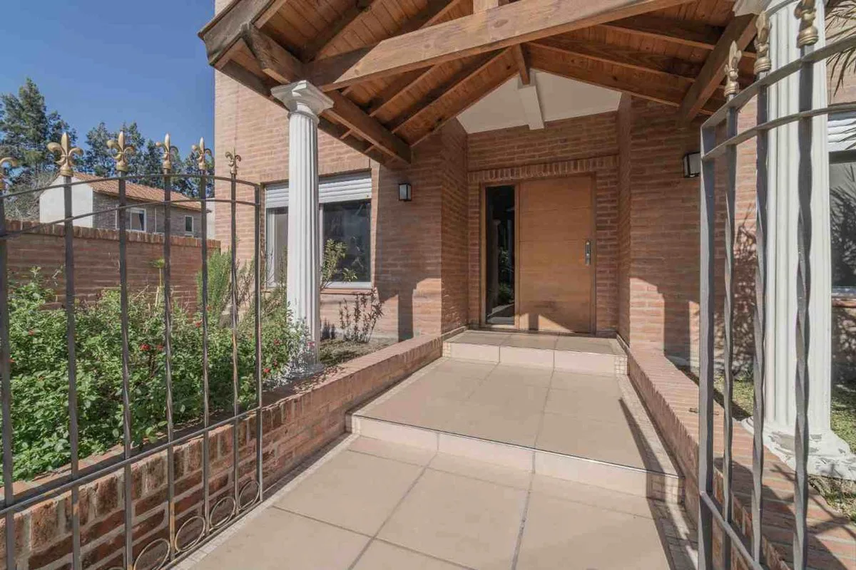 VENTA CASA ALTOS DE PACHECO 5 AMB. JARDÍN PILETA foto 4