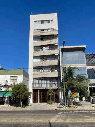Cochera descubierta en el centro de Banfield. foto 1