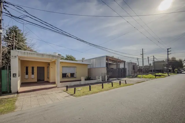 Casa dos dormitorios en venta, lote propio calle 44 entre 8 y 9 cercano a camino Centenario y Arana