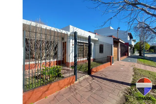 VENTA CASA TRES AMBIENTES PARQUE COCHERA ALTILLO