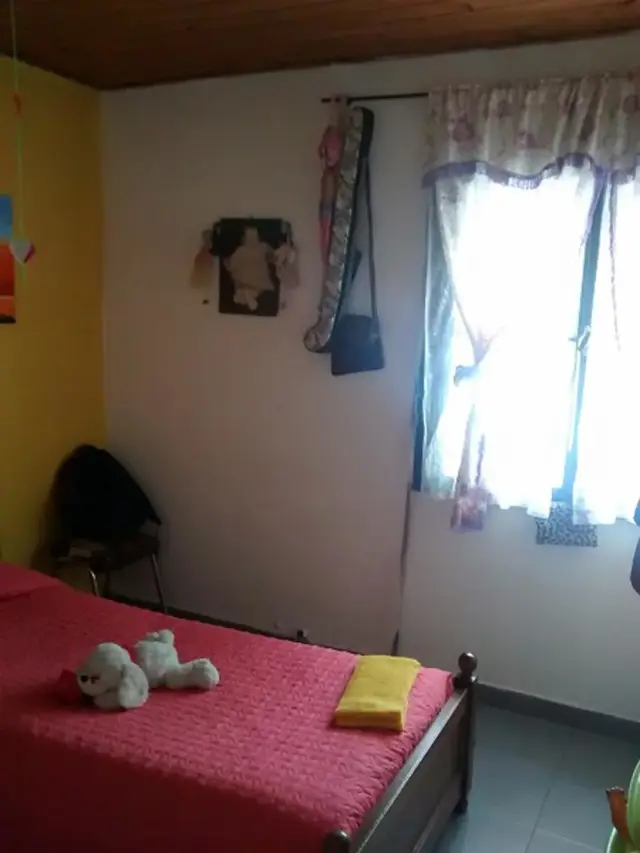 Vivienda de tres dormitorios en proximidad del Lago Moreno. Barrio Covibar